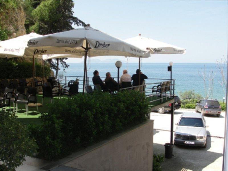 Ambasador 호텔 Vlorë 외부 사진